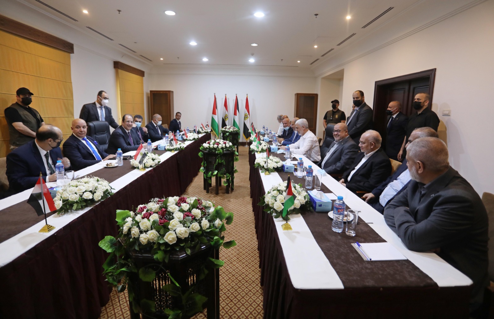 صور من داخل الإجتماع بين عباس كامل ويحيى السنوار في غزة